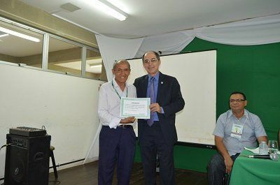 Homenagem - Servidor Manoel Almeida com o vice-reitor, professor Hedinaldo Narciso Lima